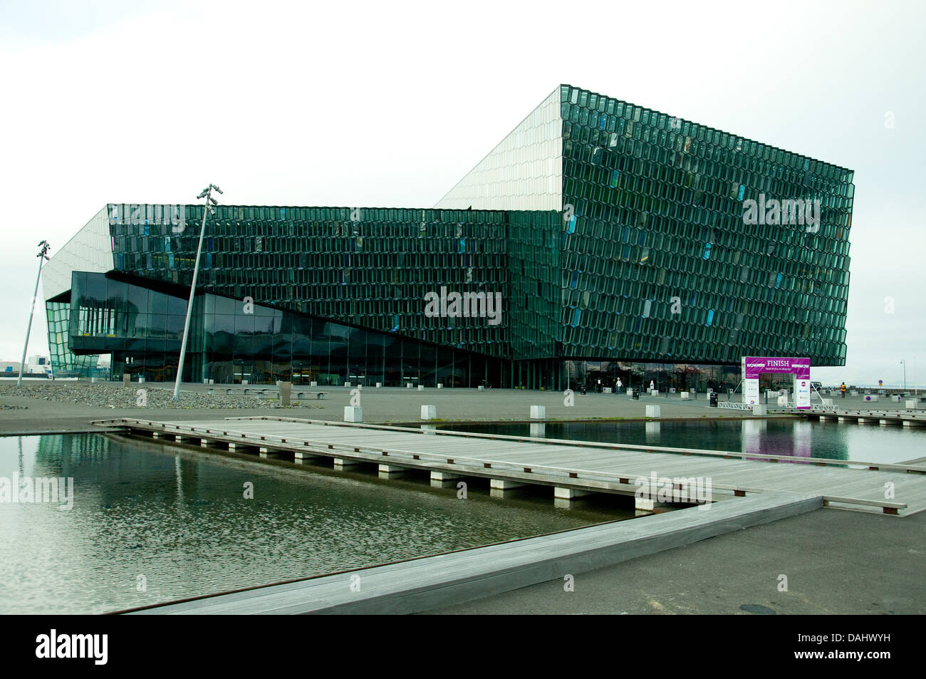Reykjavik è controverso concert hall, harpa. ha vinto un importante premio E.U. nel 2013 per l'architettura contemporanea Foto Stock