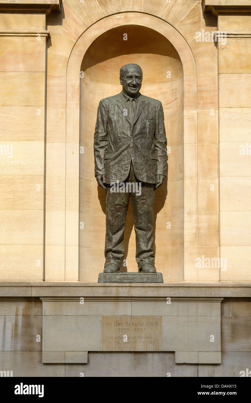 Statua di Sir Leo Schultz al di fuori di Kingston Upon Hull Consiglio Guildhall uffici Foto Stock