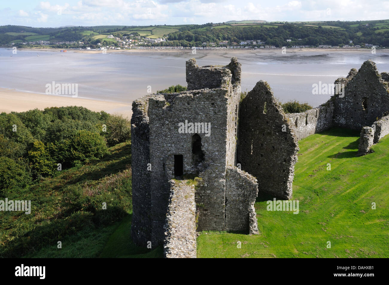 Llansteffan Castle e il Tywi estuario verso Ferryside Carmarthenshire Galles Cymru REGNO UNITO GB Foto Stock