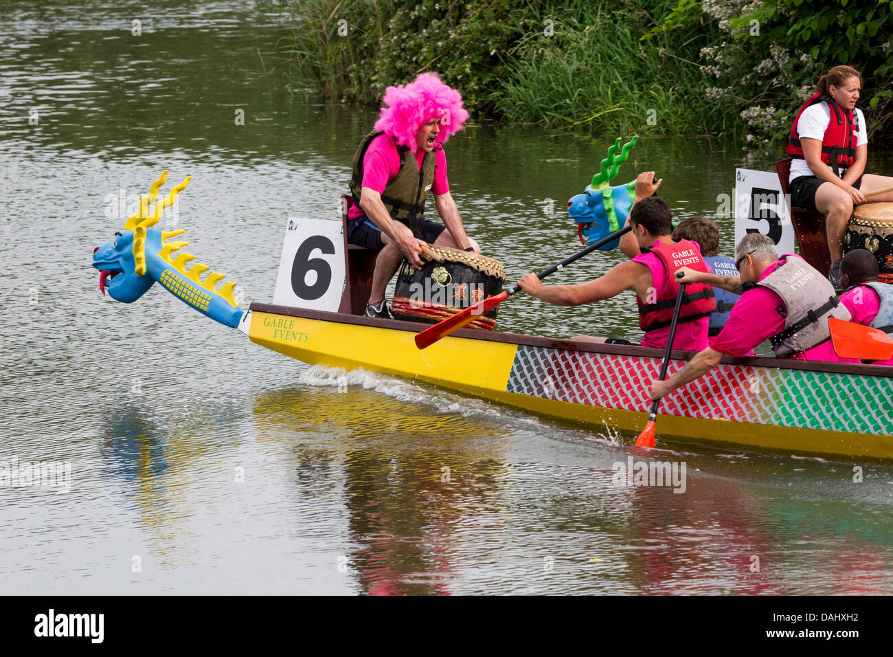 Northampton, fiume Nene, 24 luglio 2013. Dragon Boat Festival a Midsummer prato. Organizzata dal Rotary Club di Northampton est. Alla fine di una giornata piena di racing per i 39 equipaggi, con 3 gare ciascuno, che è stato apprezzato da una grande folla di visitatori per anni questo evento a temperature di 31 gradi C. i vincitori finali per l'evento sono state barca no1. 1° Tollers siluri. Barca n. 2. 2a Howden 5-0 e barca n. 3. 3a Zero Sette Papa uno. in barche Foto Stock