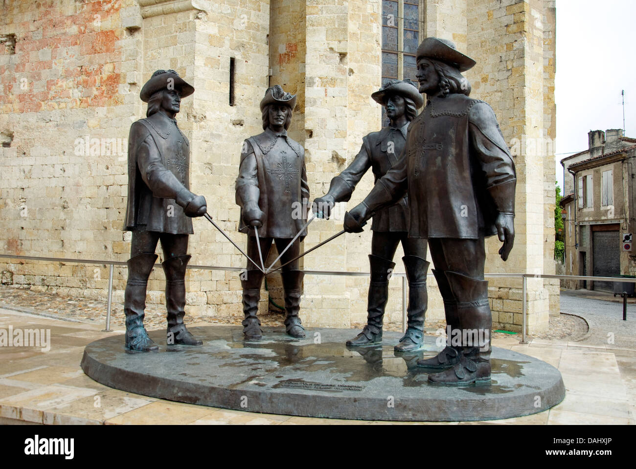 D'Artagnan e i tre moschettieri, al di fuori della St Pierre cattedrale di Condom su una mattina tranquilla Foto Stock
