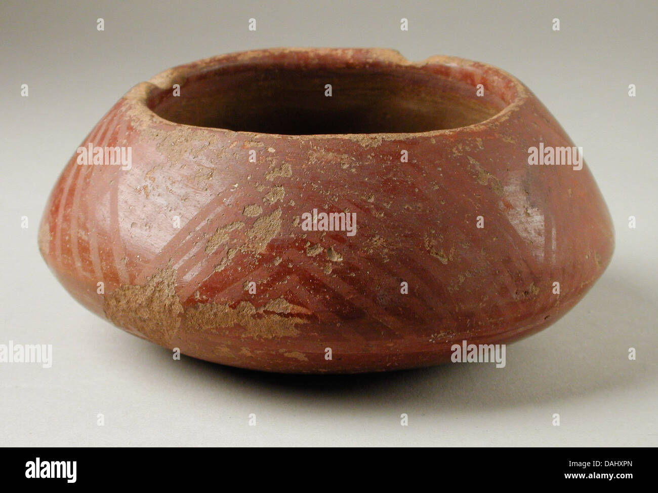 Questa ciotola bianca è decorata con motivi a croce, che mostrano intricati disegni geometrici che riflettono l'arte culturale nelle antiche ceramiche. Foto Stock