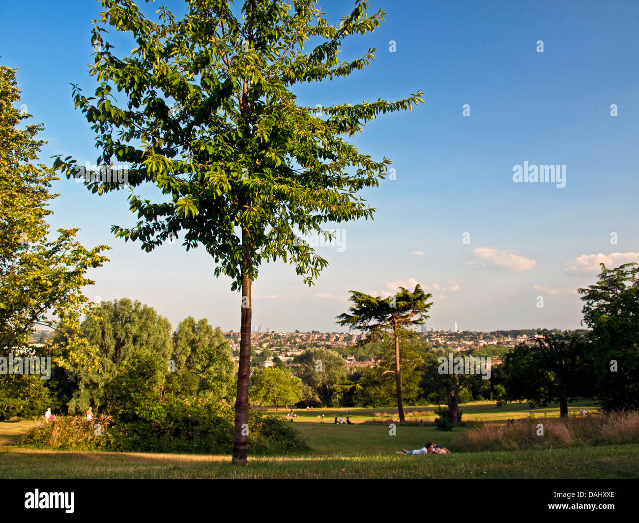 Panorama di Londra da Alexandra Palace, mostrando il Coccio in distanza, London, England, Regno Unito Foto Stock