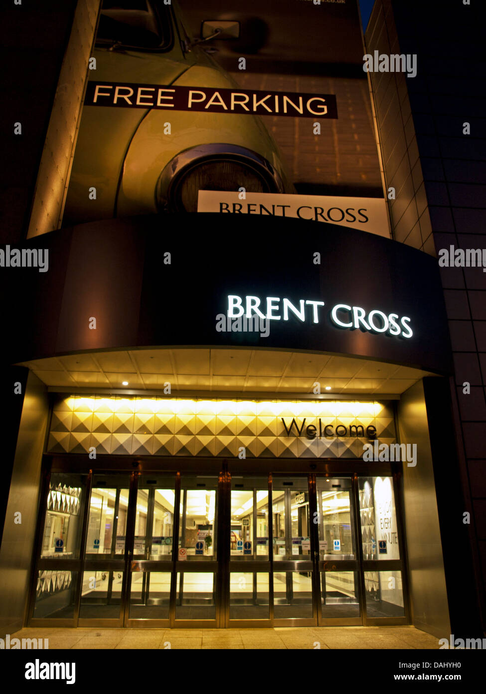Il Brent Cross Shopping Centre di notte, Brent Cross, London, England, Regno Unito Foto Stock