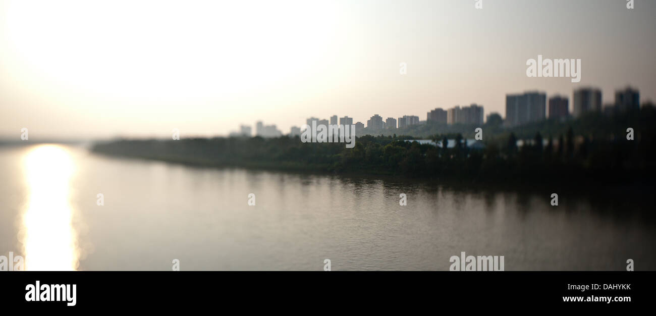Immagine di Edmonton, Alberta, Canada skyline e sulla valle del fiume prese con Controllo prospettiva lente per effetto artistico. Foto Stock