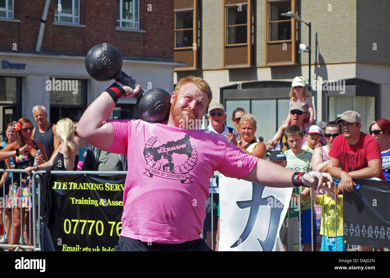 Un atleta di sollevamento di un barbell durante il Kernow uomo forte concorrenza in truro, Cornwall, Regno Unito Foto Stock Un atleta di sollevamento di un barbell durante il Kernow uomo forte concorrenza in truro, Cornwall, Regno Unito Foto Stock