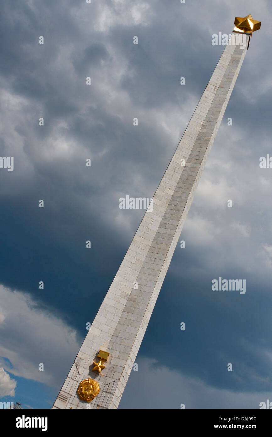 Il Monumento della Vittoria (1982) contro il cielo in tempesta a Kiev in Ucraina. È dedicato alla vittoria nella grande guerra patriottica Foto Stock