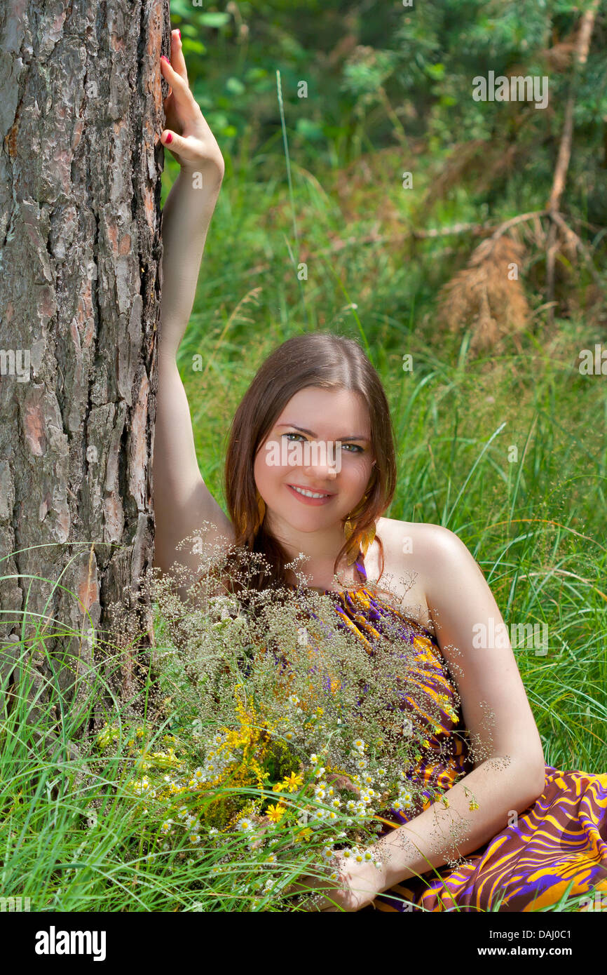 Ritratto di pretty green eyes donna con bouquet di fiori selvatici Foto Stock