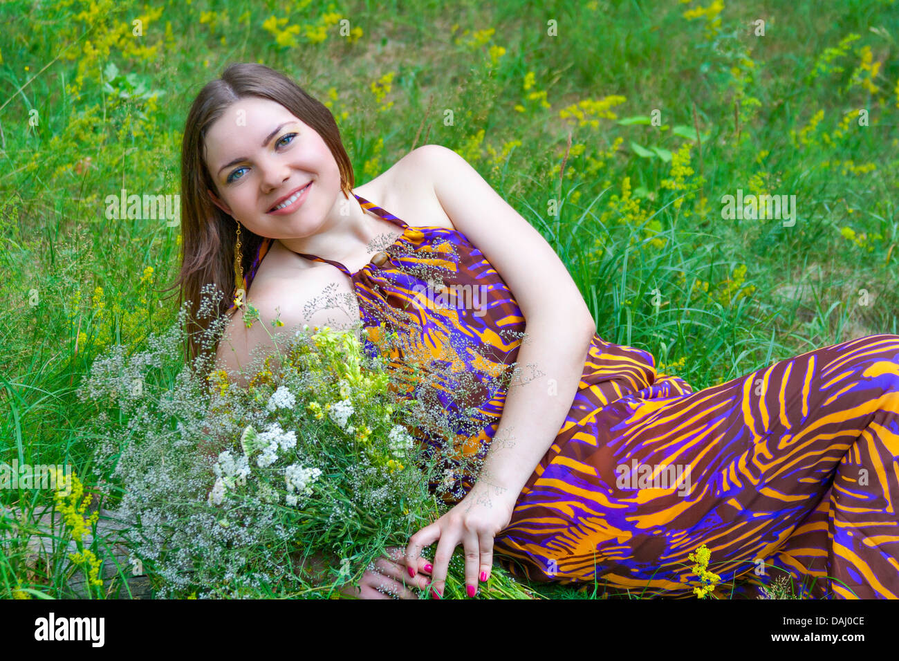 Ritratto di giovane bella occhi verdi donna con bouquet di fiori selvatici Foto Stock