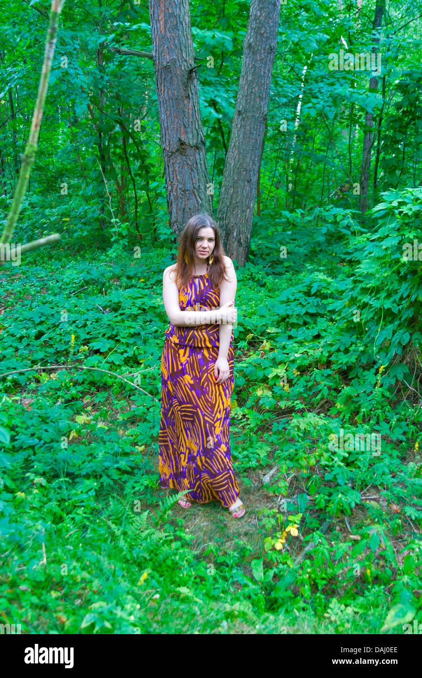 Ritratto di pretty green eyes woman standing in deep forest Foto Stock