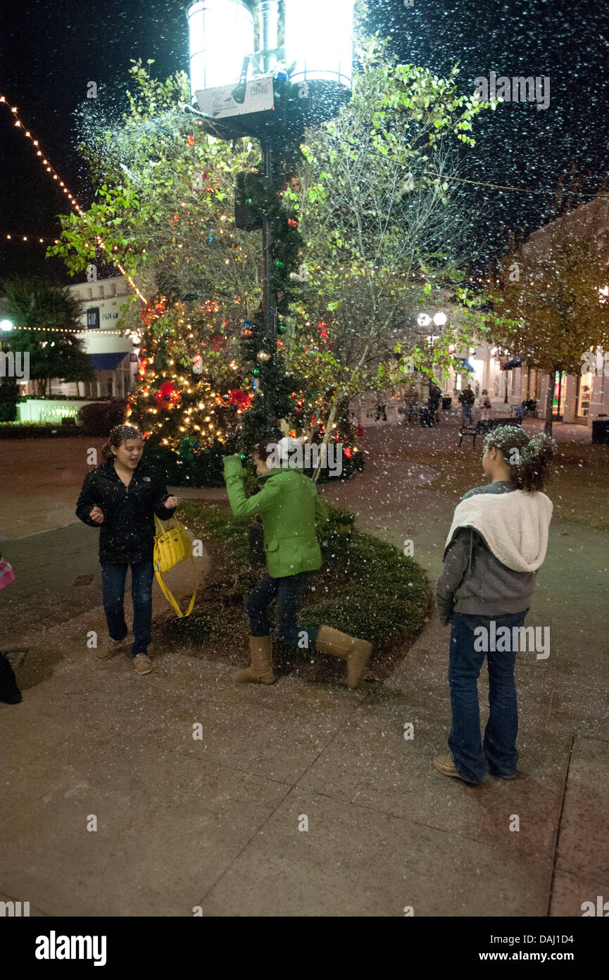 Neve artificiale per lo shopping delle feste a Louisiana Boardwalk Shopping Centre, Bossier City, Louisiana, Stati Uniti d'America Foto Stock