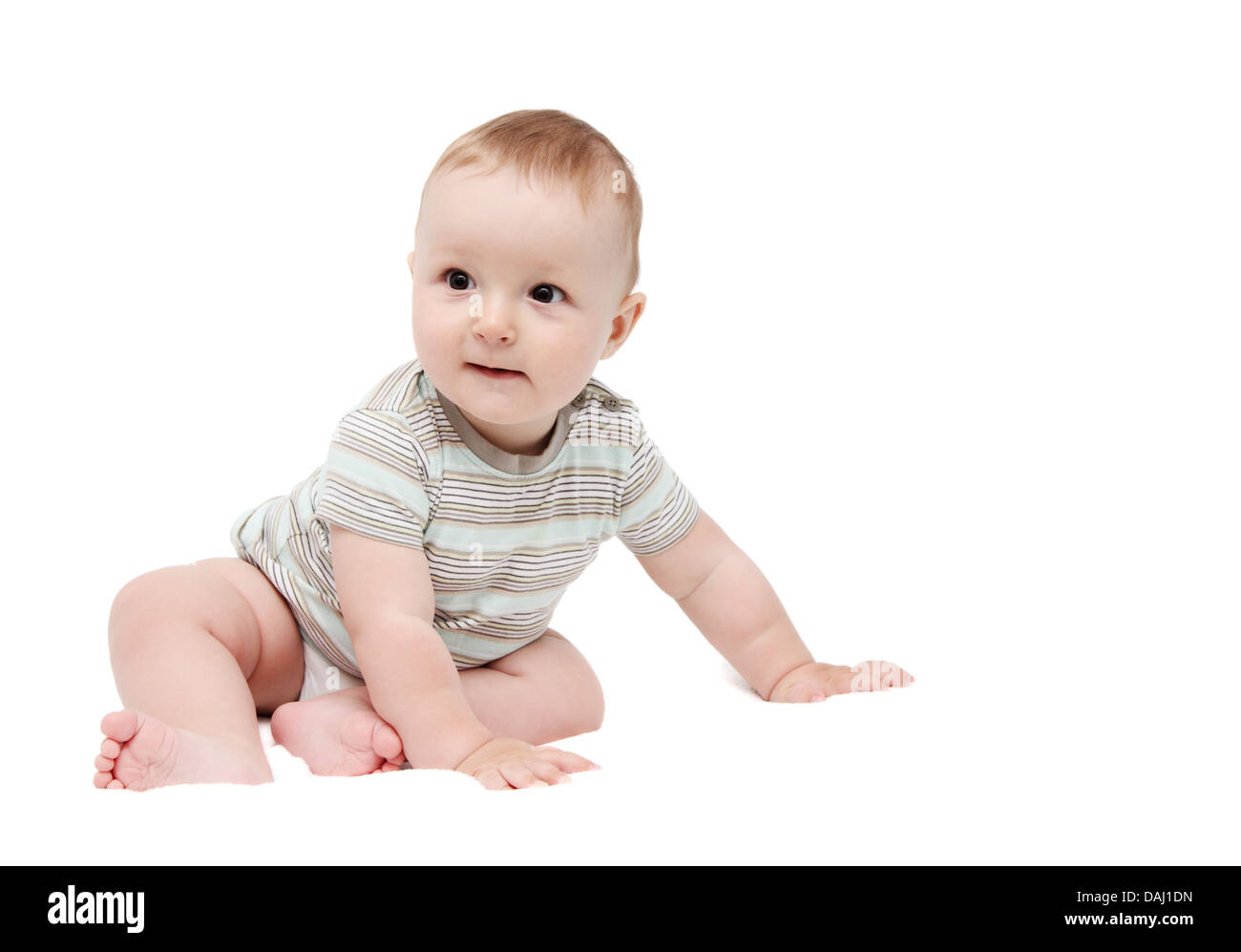Bella happy baby boy seduto su sfondo bianco Foto Stock