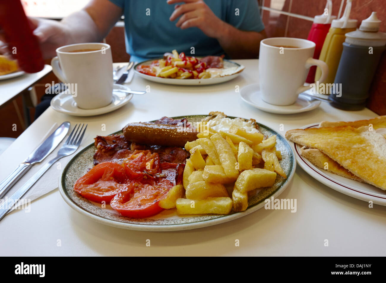 Fritti in inglese la prima colazione per due in un cucchiaio di grasso cafe nel centro di Londra, in Inghilterra, Regno Unito Foto Stock