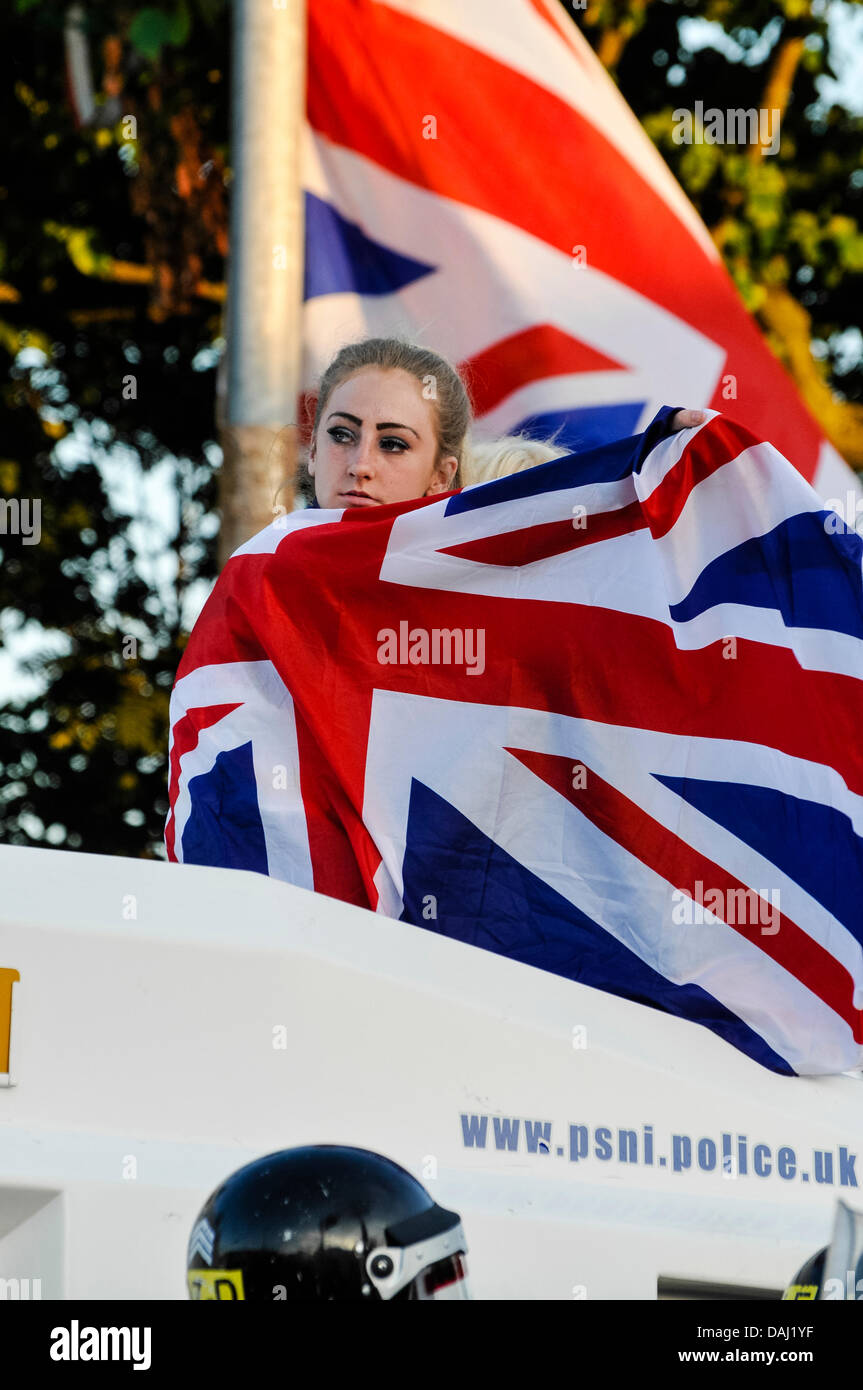 Belfast, Irlanda del Nord, 14 Luglio 2013 - Una ragazza adolescente drappeggiati in una bandiera europea si trova sulla cima di un PSNI blindato credito Landrover: Stephen Barnes/Alamy Live News Foto Stock