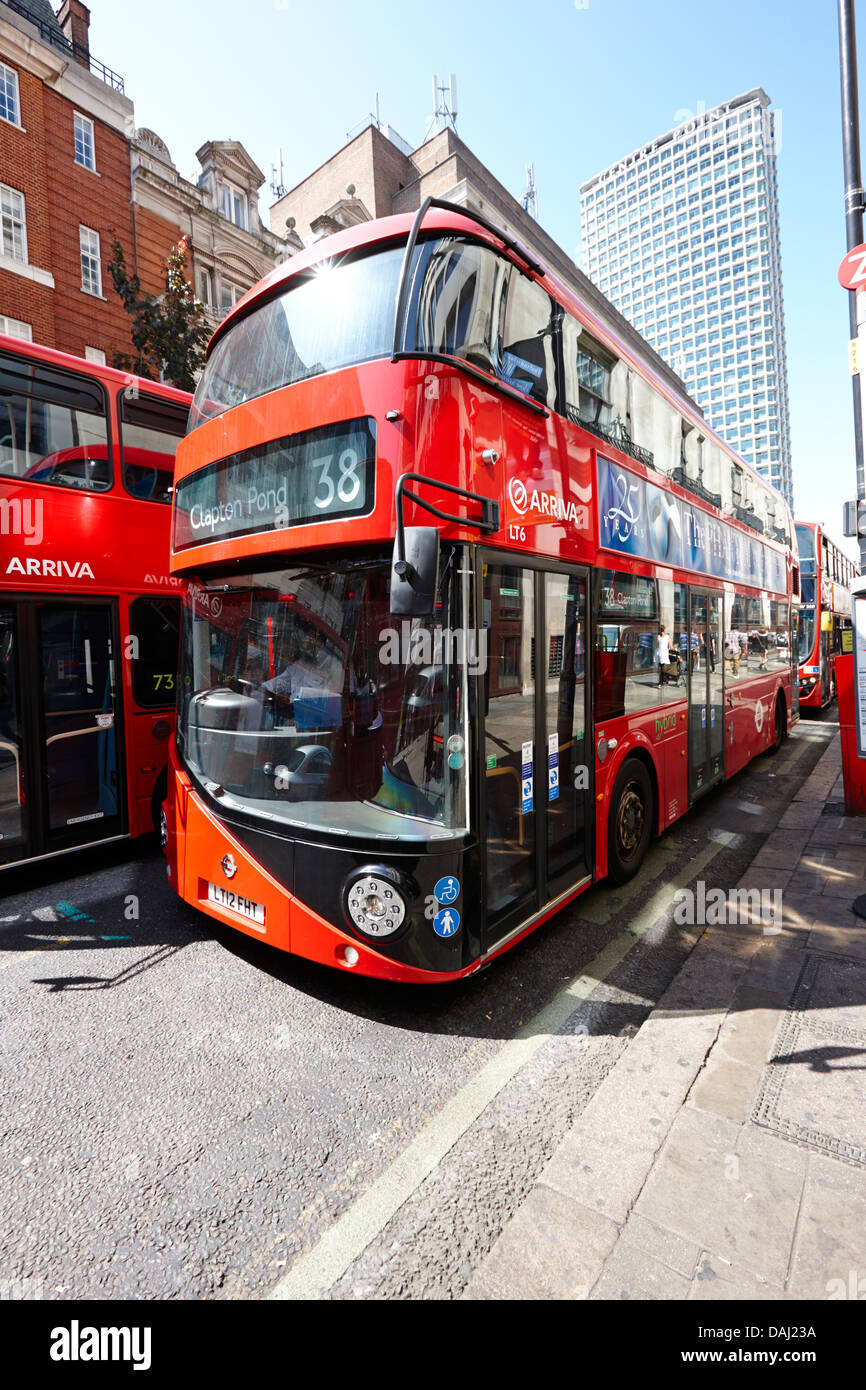 New London bus routemaster su oxford street nel centro di Londra, in Inghilterra, Regno Unito Foto Stock