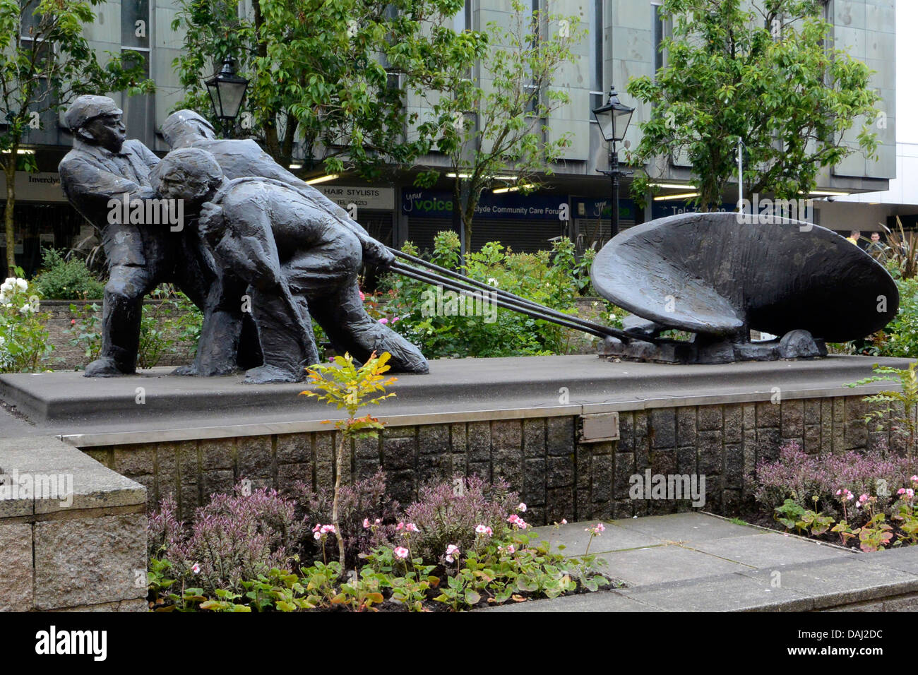 Gli uomini del Clyde scultura di Naomi Hunt DA Clyde Square Cathcart Street Greenock in Scozia Foto Stock