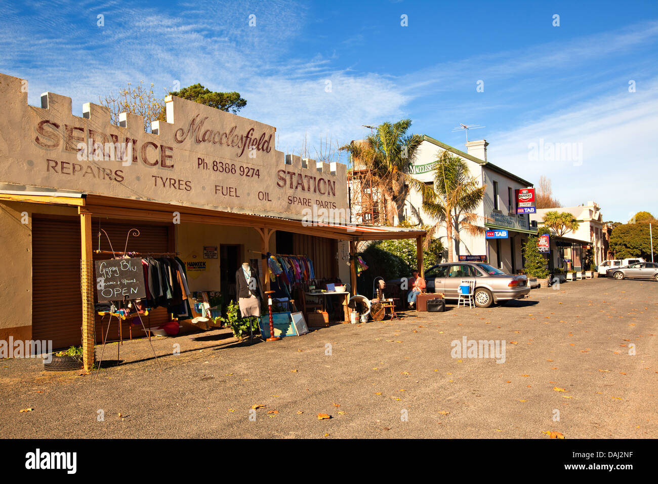 Stazione di servizio di seconda mano store op shop di seconda mano nel cestino e tesoro store keeper proprietario Macclesfield Fleurieu Peninsula Sud Foto Stock