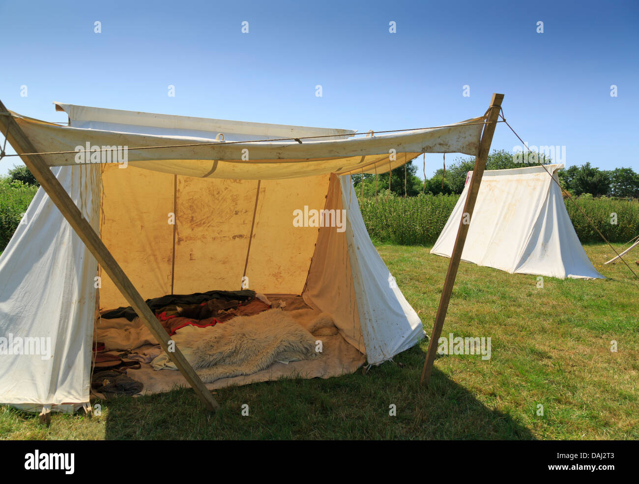 Viking Village tende area soggiorno a Flag Fen parco archeologico, Peterborough, Inghilterra Foto Stock