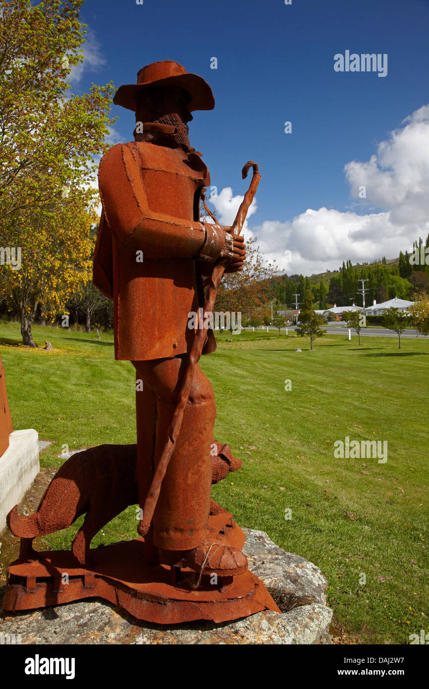 Pubblico scultura in acciaio da Bill Clarke, per commemorare i 150 anni di allevamento, Roxburgh di Central Otago, Isola del Sud, Nuova Zelanda Foto Stock