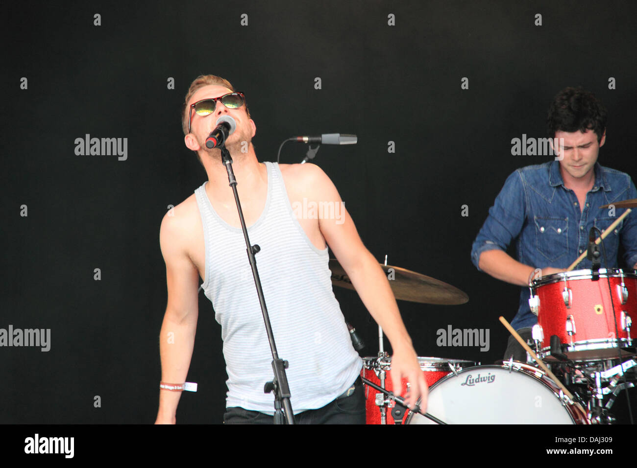 Raggomitolati masse, Magic Estate dal vivo, Domenica 14 luglio 2013, Guildford, Surrey, Regno Unito. Gli atti che figurano vivere la seconda giornata del festival di musica inclusa Bryan Adams, James Morrison, Squeeze, livello 42, Kim Wilde e Charley Farley domenica 4. Stoke Park, Guildford, Surrey, Inghilterra, Regno Unito. Credito: Ian bottiglia/Alamy Live News Foto Stock