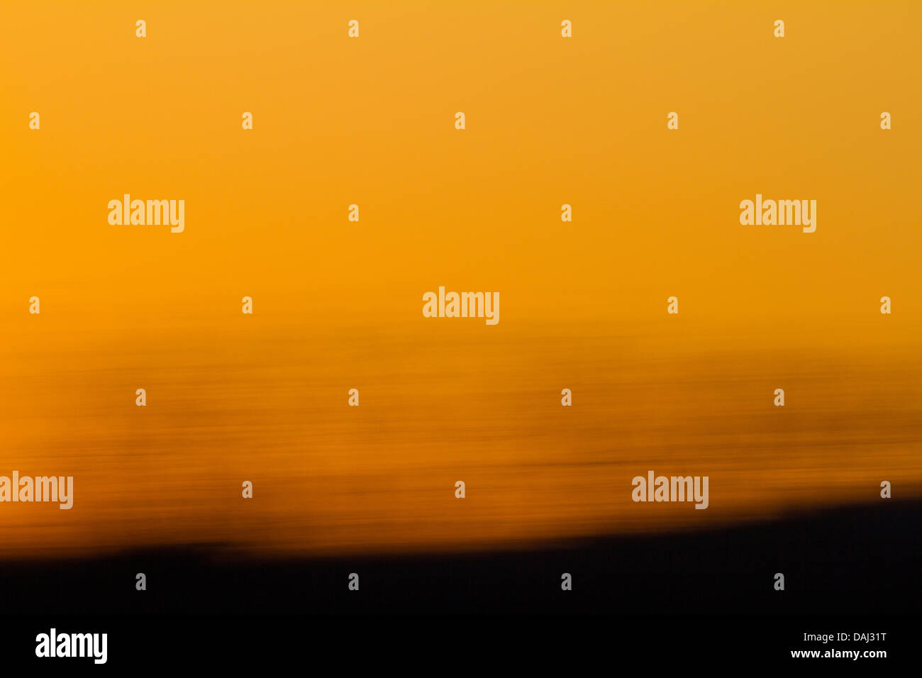 Bella caldo arancio, giallo red sky durante il sunrise / tramonto con alcune nuvole miscelati in - perfetto per gli sfondi Foto Stock