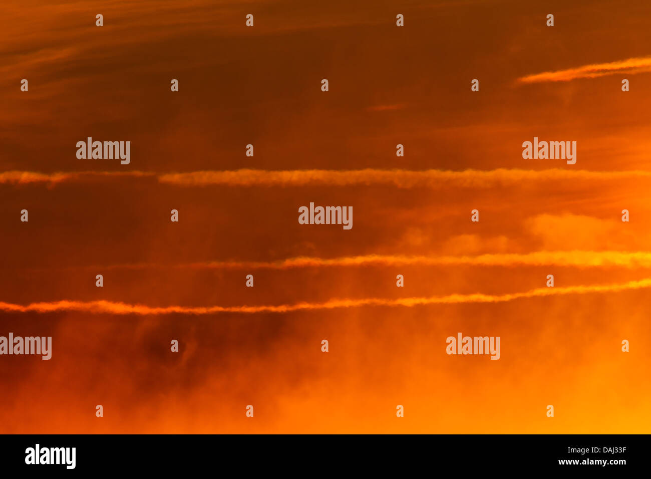 Bella caldo arancio, giallo red sky durante il sunrise / tramonto con alcune nuvole miscelati in - perfetto per gli sfondi Foto Stock