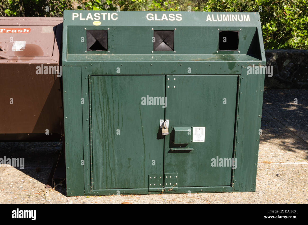 Lago Whiskeytown California degli Stati Uniti. Sostenere la prova di garbage e contenitori di riciclaggio Foto Stock