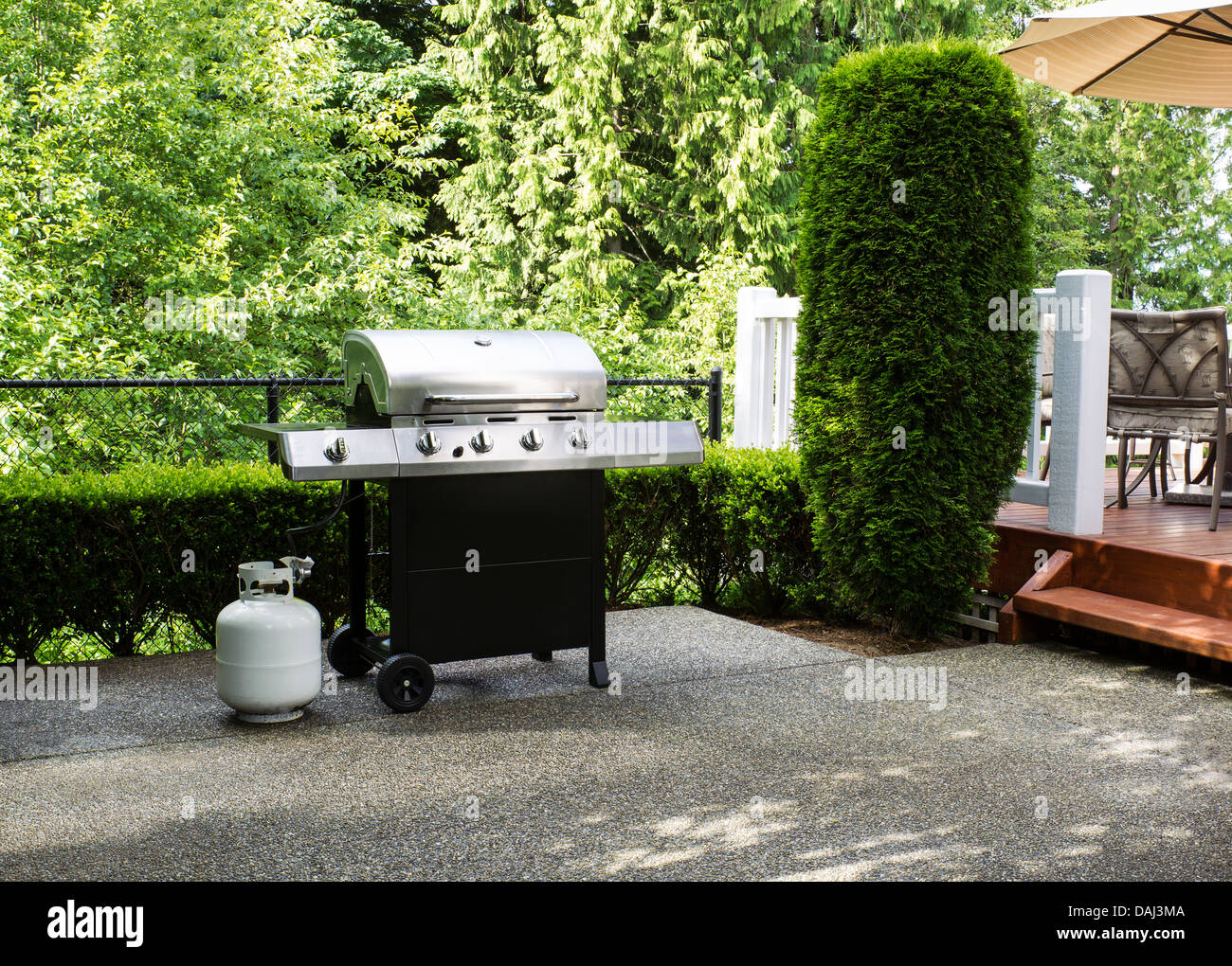 Bel patio in una casa vicino a boschi con fornello a barbecue Foto Stock