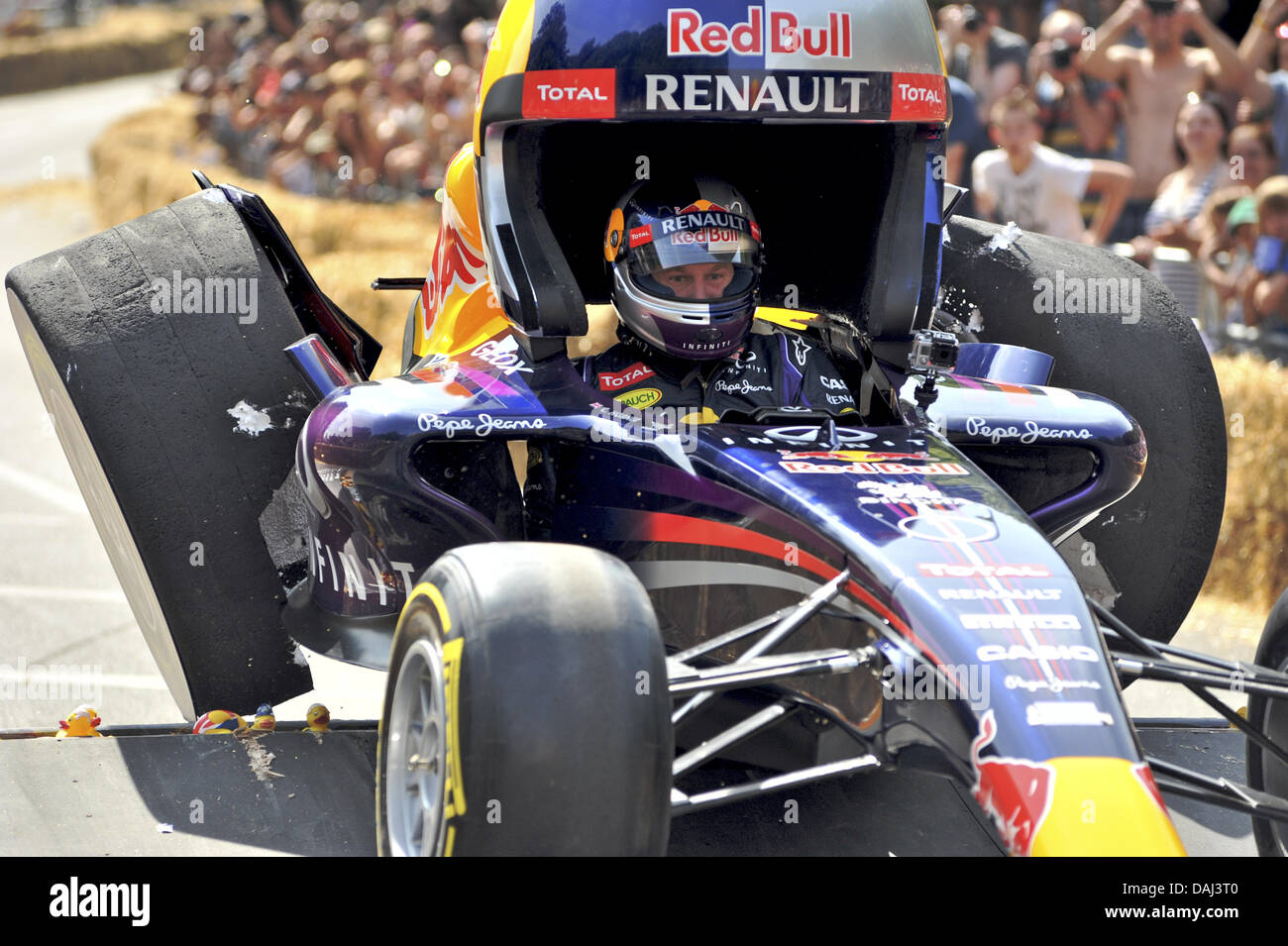 Londra, Regno Unito. 14 Luglio, 2013. Christian Horner (Team Principal del  Infiniti Red Bull Racing team di Formula Uno) perde la sua polysterene,  falso, ruote come egli va oltre un salto nella