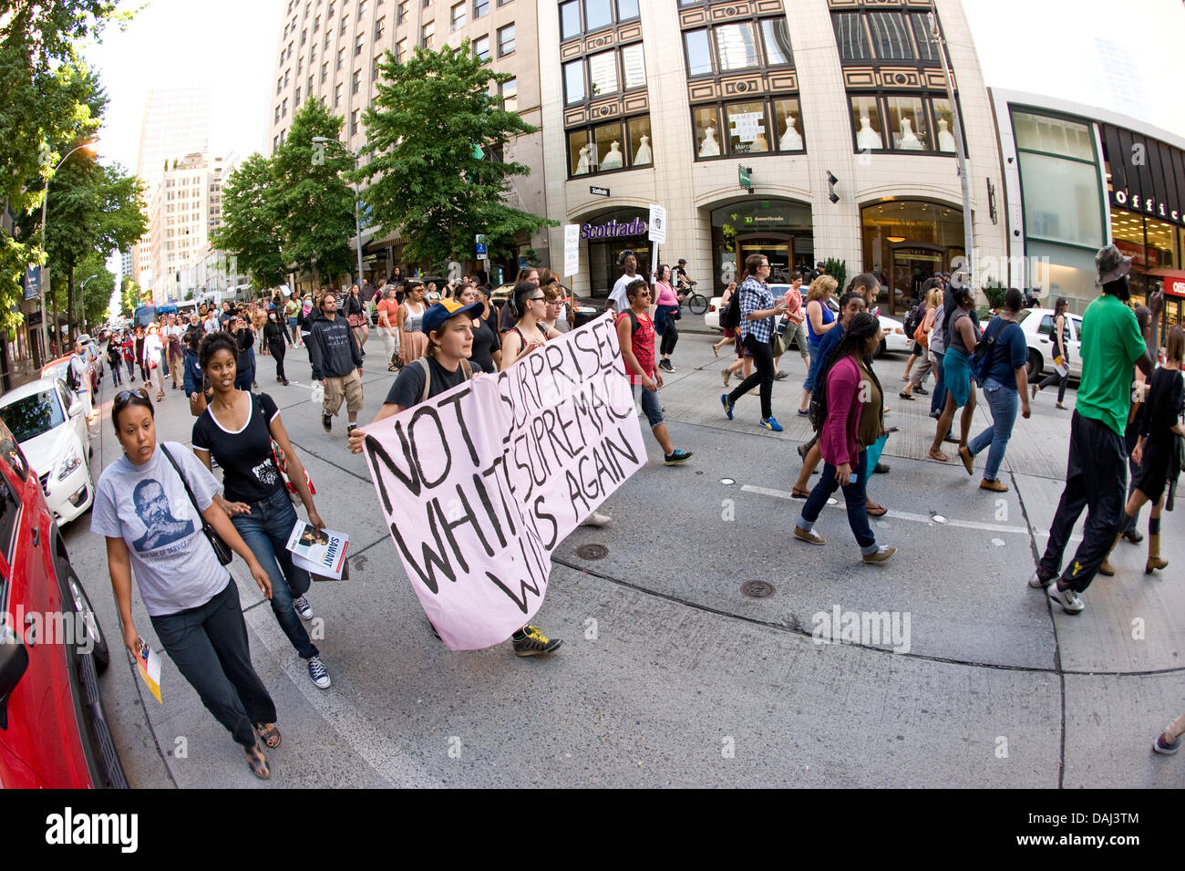 Seattle, Washington, USA. Il 14 luglio 2013. Le persone prendono a Seattle per le strade per protestare contro la sentenza di assoluzione di George Zimmerman che è stata cancellata di tutti gli addebiti in data 13 luglio in riprese la morte di 17-anno-vecchio Trayvon Martin. Credito: Mason Vranish/Alamy Live News Foto Stock