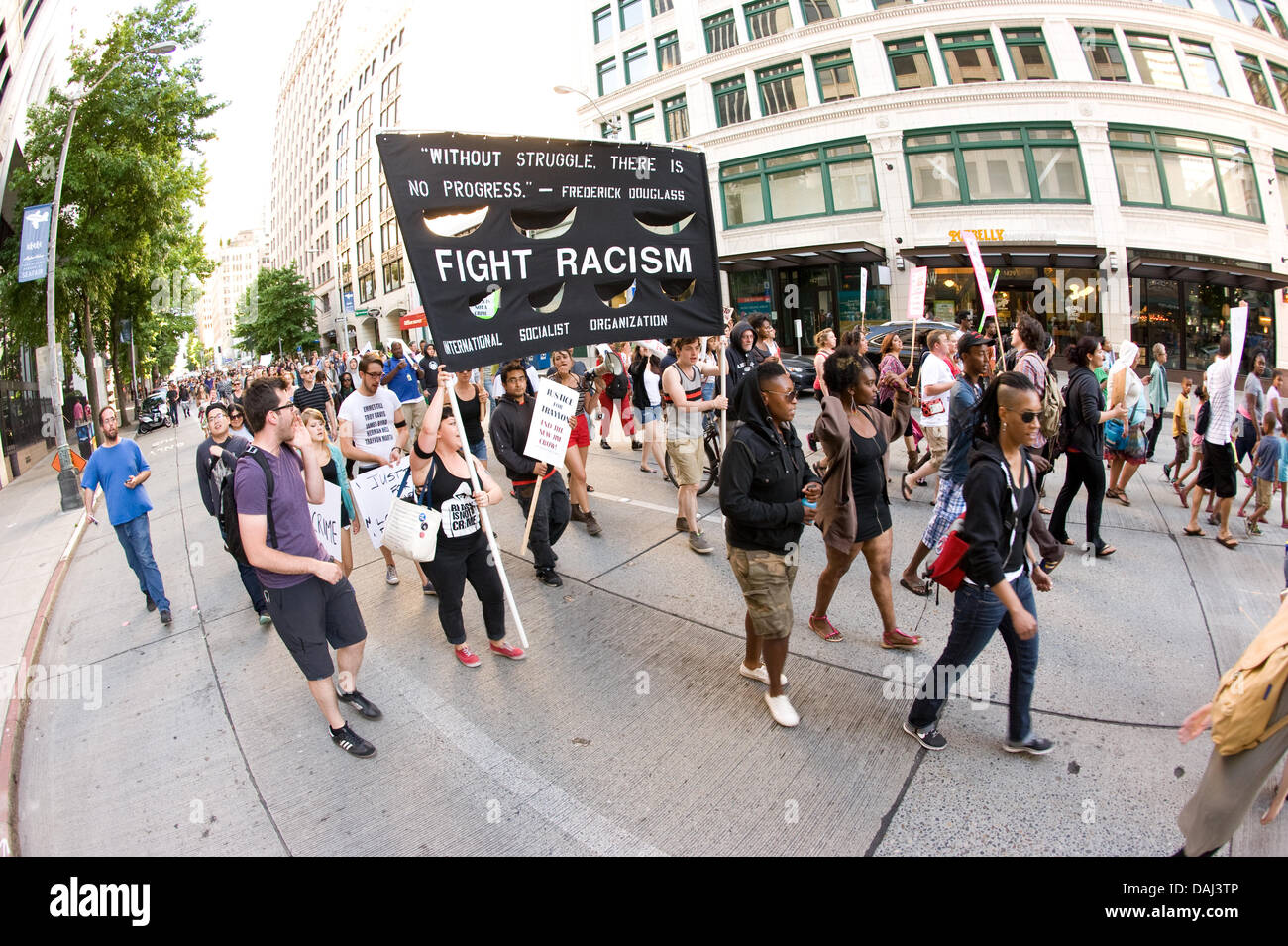 Seattle, Washington, USA. Il 14 luglio 2013. Le persone prendono a Seattle per le strade per protestare contro la sentenza di assoluzione di George Zimmerman che è stata cancellata di tutti gli addebiti in data 13 luglio in riprese la morte di 17-anno-vecchio Trayvon Martin. Credito: Mason Vranish/Alamy Live News Foto Stock