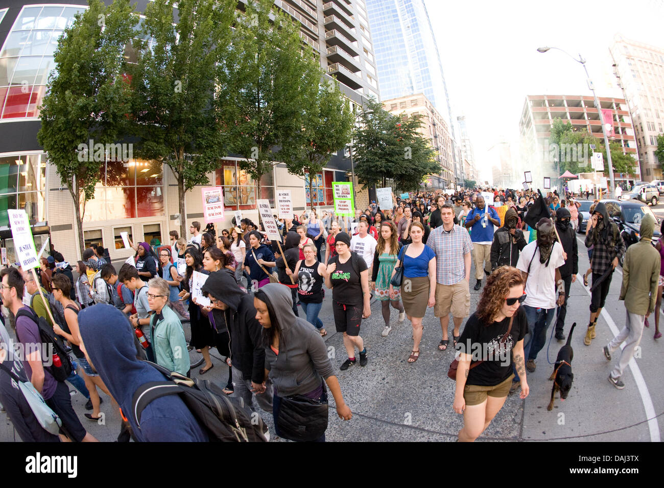 Le persone prendono a Seattle per le strade per protestare contro la sentenza di assoluzione di George Zimmerman che è stata cancellata di tutti gli addebiti in data 13 luglio in riprese la morte di 17-anno-vecchio Trayvon Martin. Foto Stock