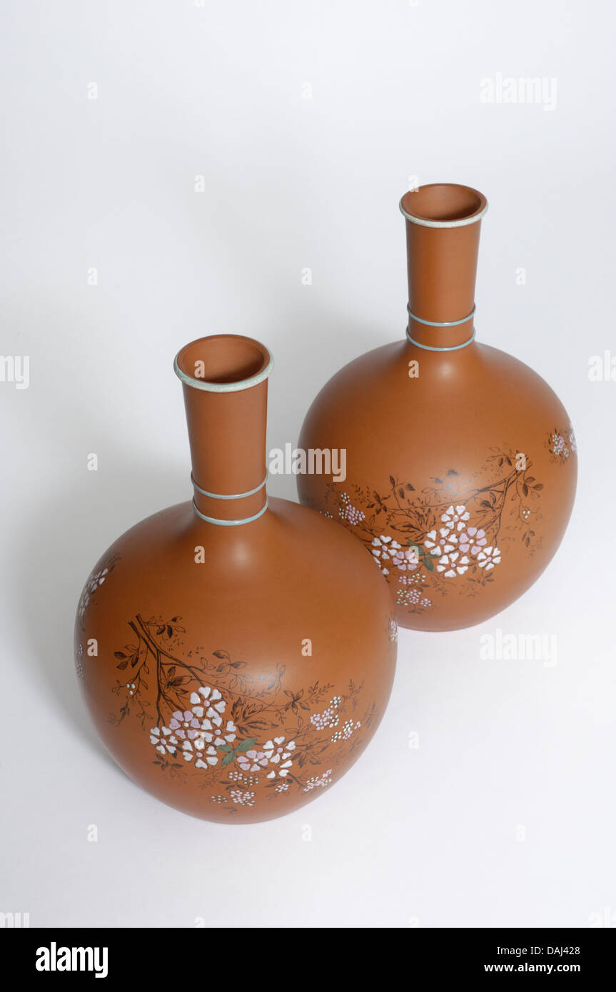 Una coppia di fine ottocento C / inizio xx C di terracotta con bottiglie d'acqua. Inglese o continentale europeo. Foto Stock