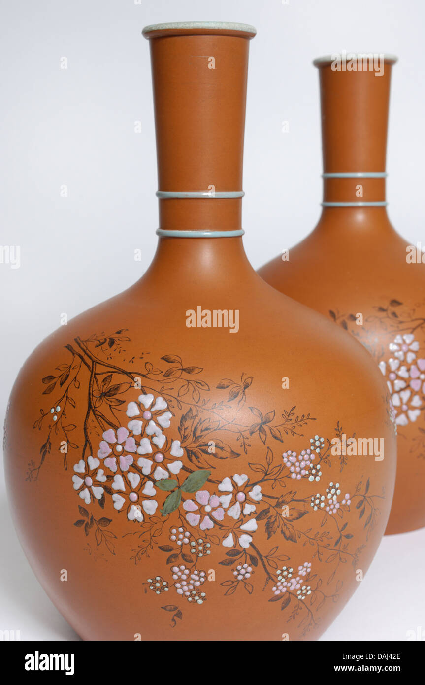 Una coppia di fine ottocento C / inizio xx C di terracotta con bottiglie d'acqua. Inglese o continentale europeo. Foto Stock