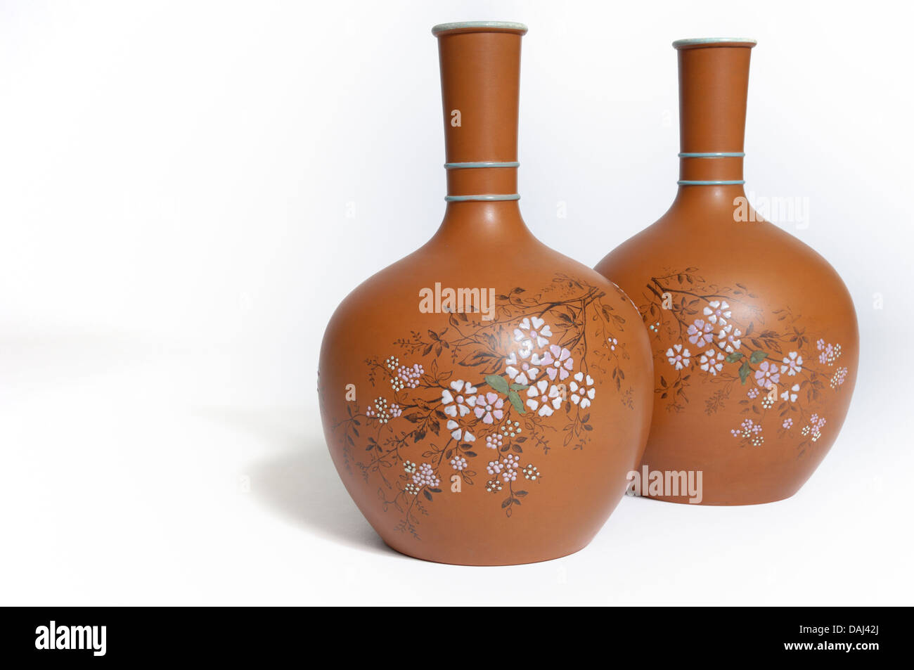 Una coppia di fine ottocento C / inizio xx C di terracotta con bottiglie d'acqua. Inglese o continentale europeo. Foto Stock