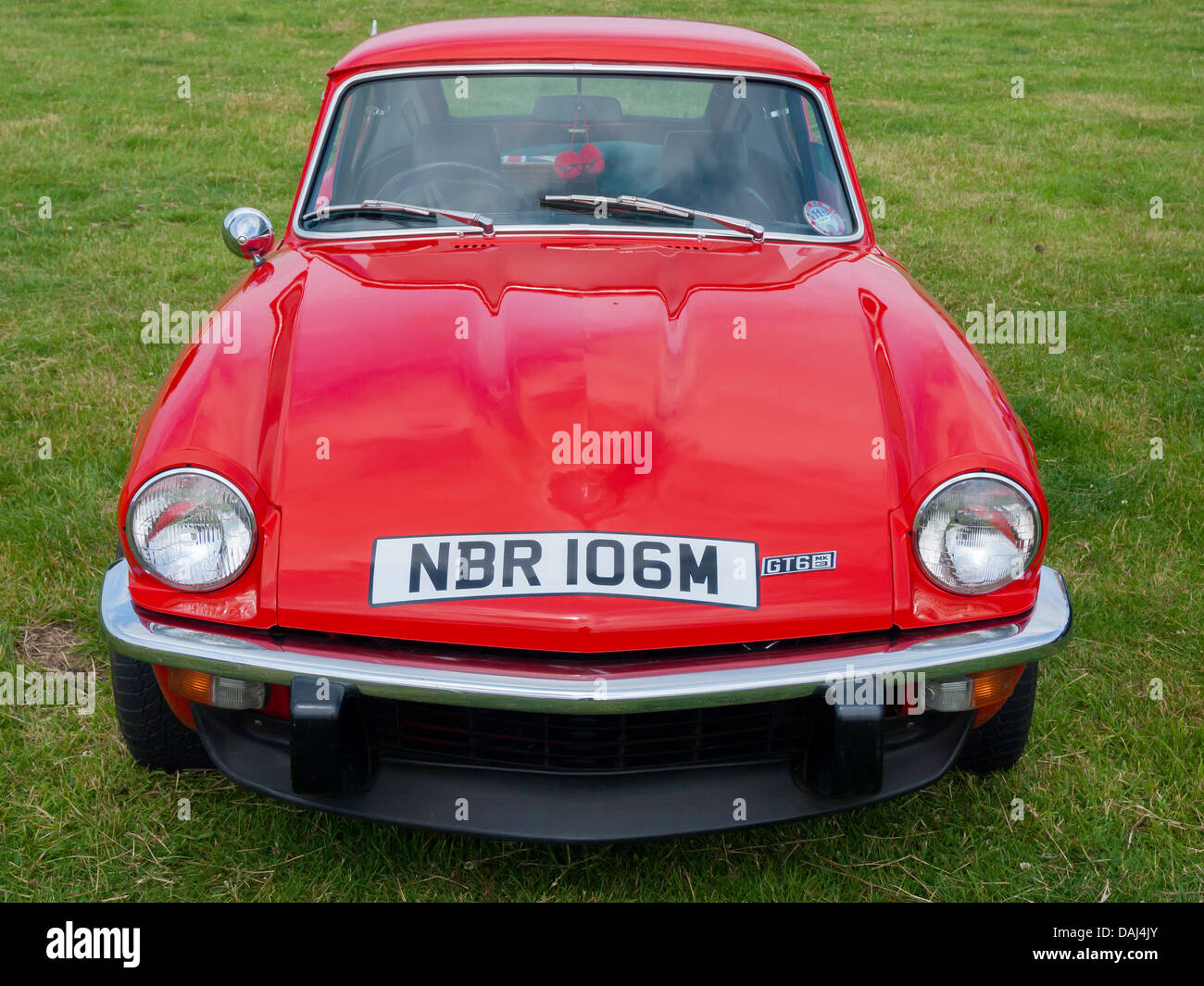 Un rosso 1974 Triumph GT6 britannico vettura sportiva a un patrimonio agricolo Visualizza Foto Stock