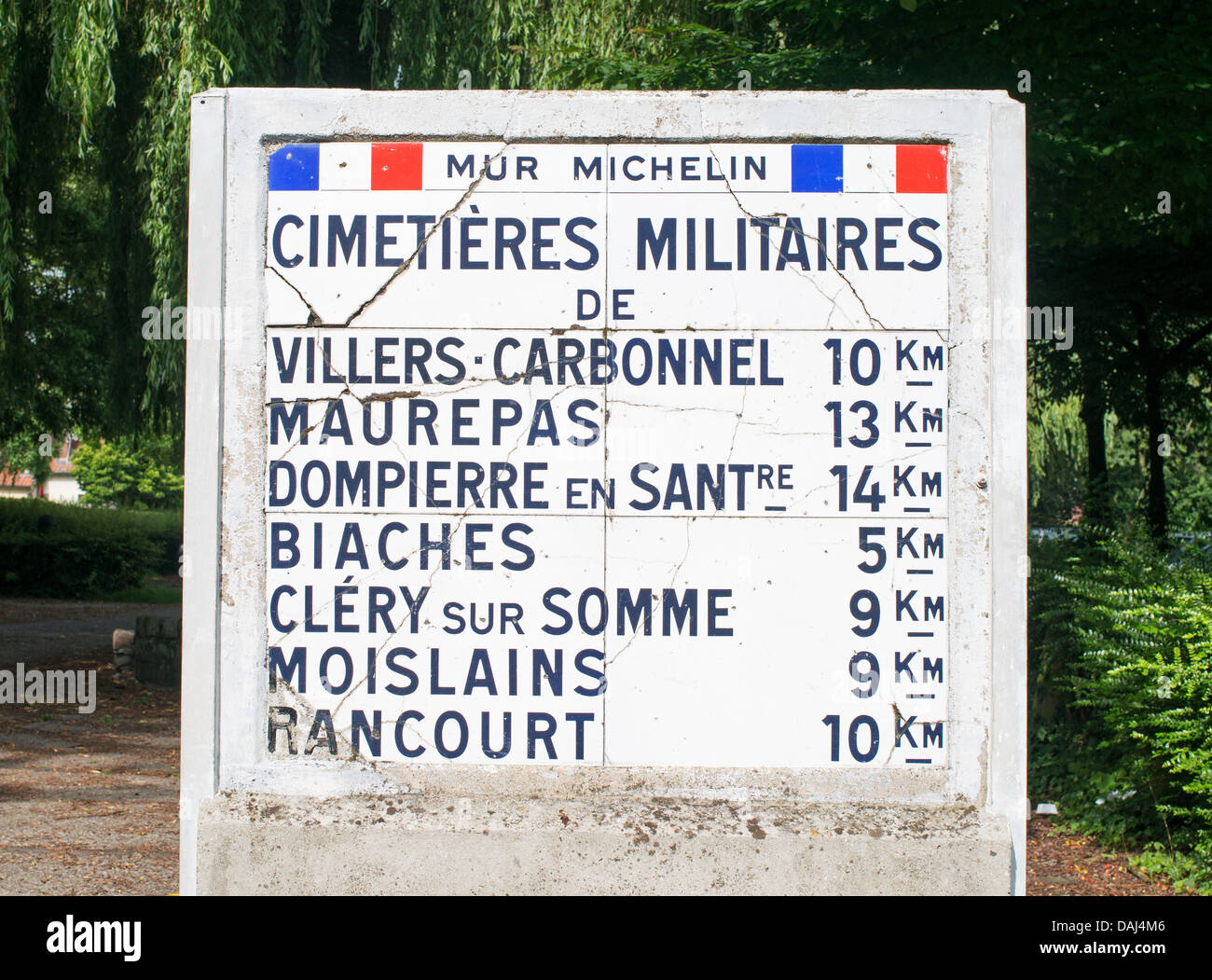 Michelin dando segni di distanze di WW1 cimiteri militari vicino a Peronne, nel nord della Francia Foto Stock