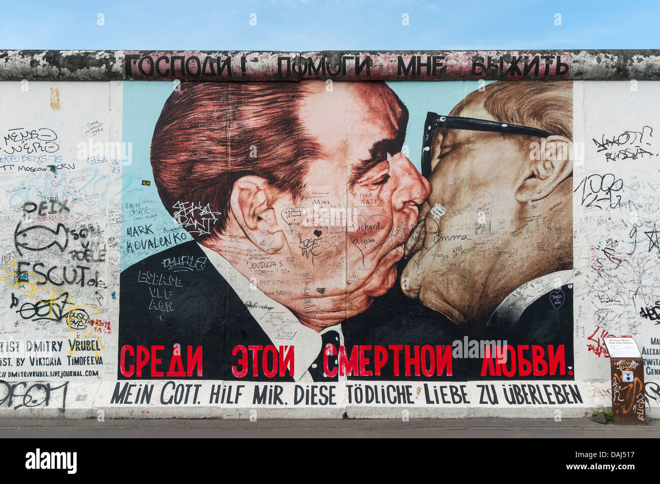 Bacio fraterno (mio Dio aiutami a sopravvivere a questo amore mortale) da Dimitri Vrubel, la East Side Gallery, il muro di Berlino, Germania Foto Stock