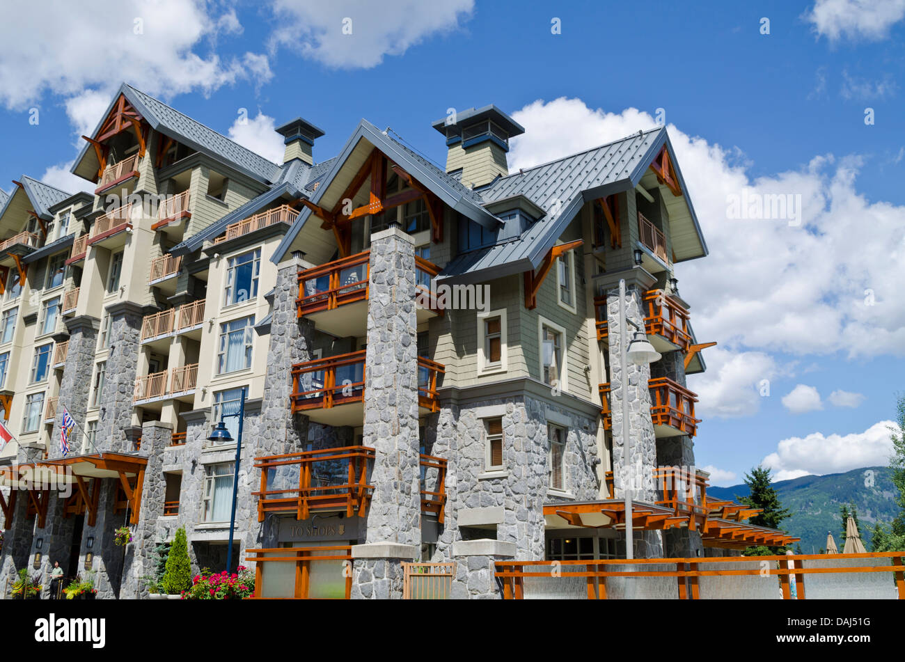 Il Pan Pacific, uno dei tanti in stile condo hotel nel villaggio di Whistler, British Columbia, Canada. In estate. Foto Stock