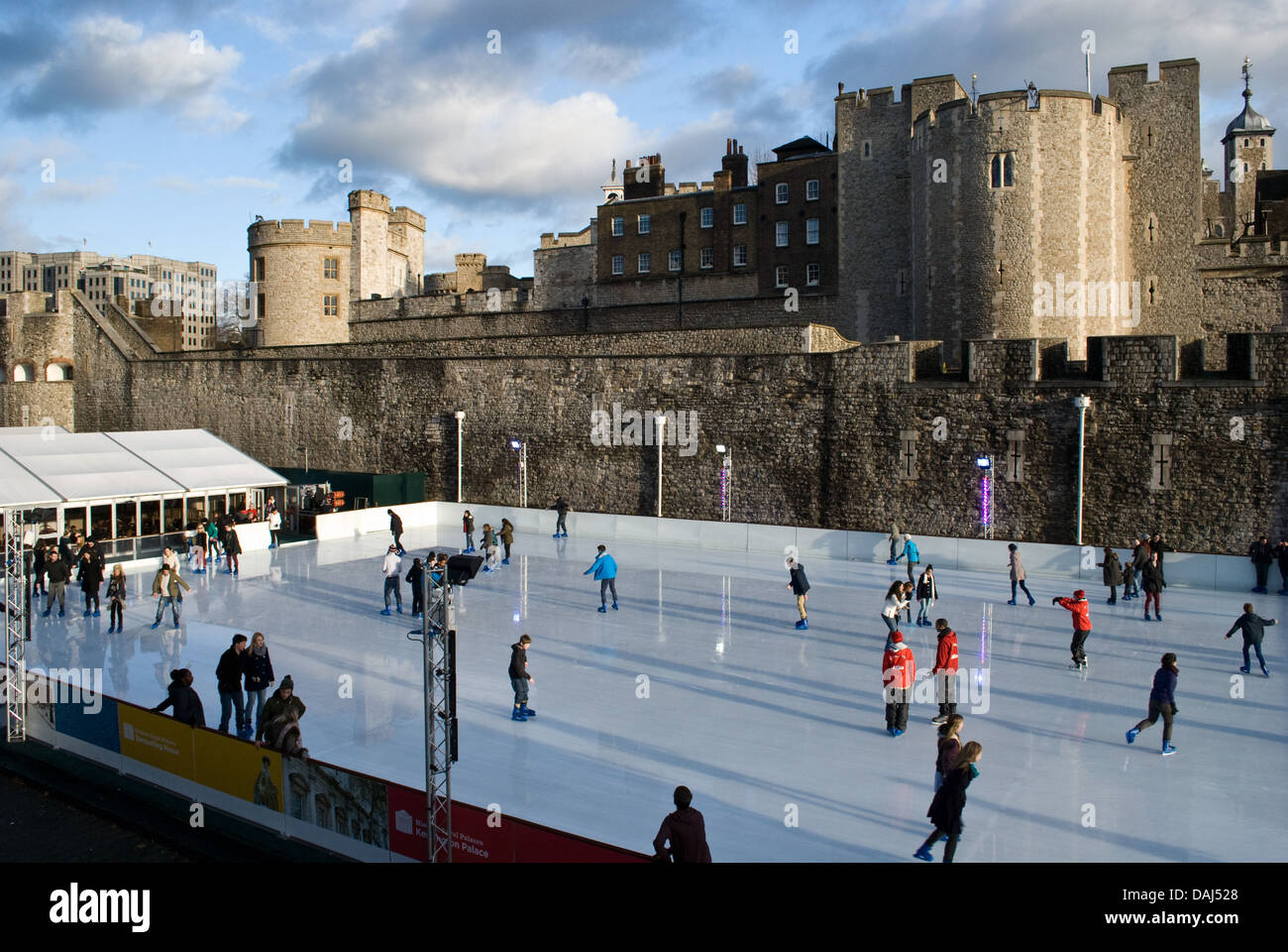 Pattinaggio sul ghiaccio presso la Torre di Londra Foto stock - Alamy