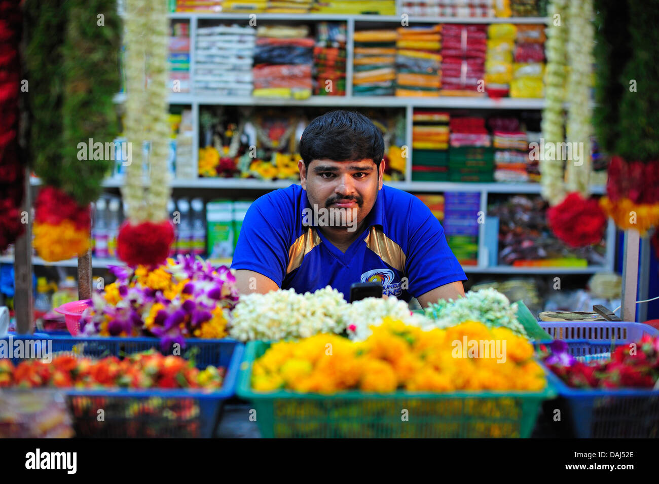 Flower lavoratore Little India di Singapore Foto Stock