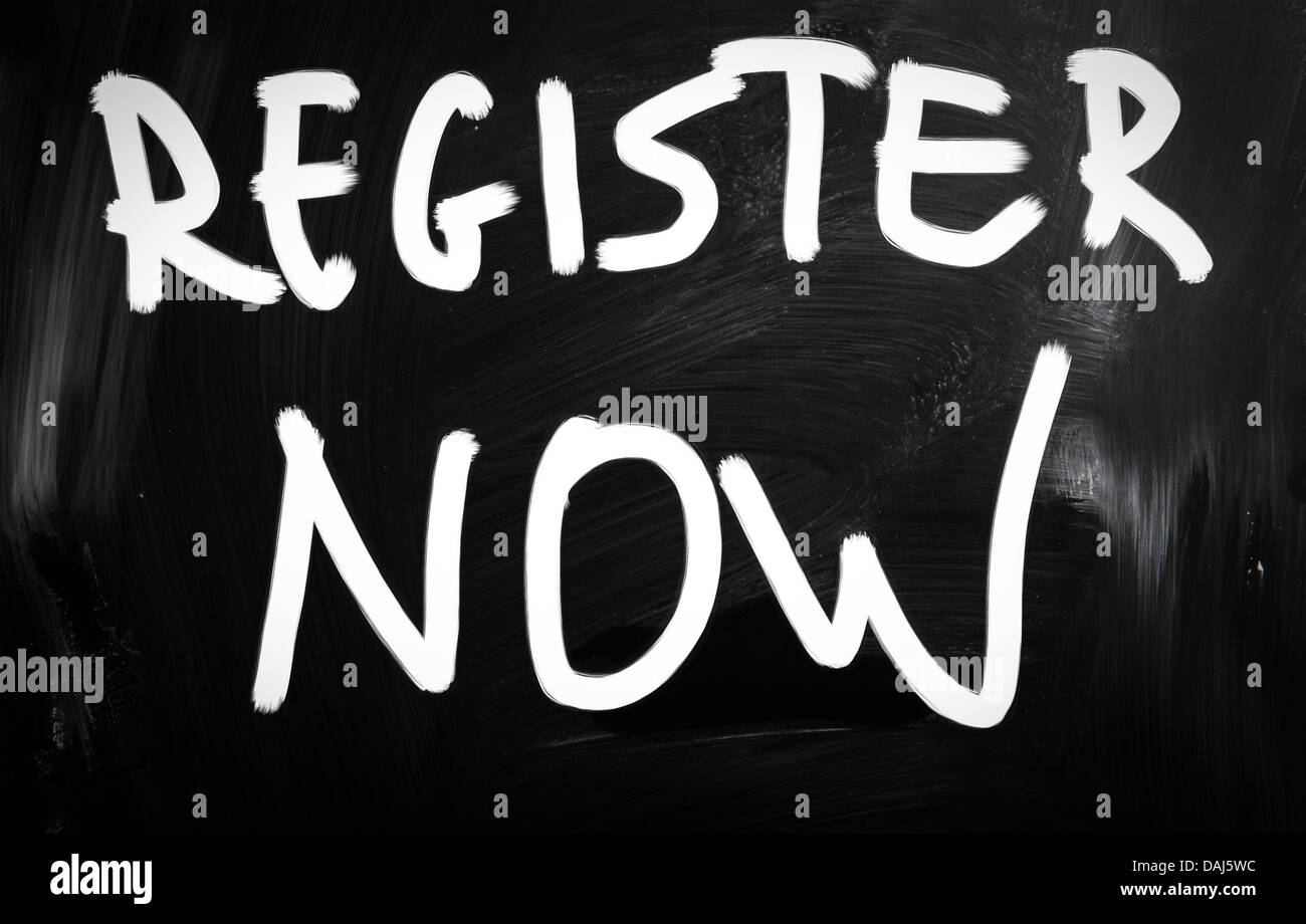 Registrati ora scritta a mano con il bianco gesso su una lavagna Foto Stock