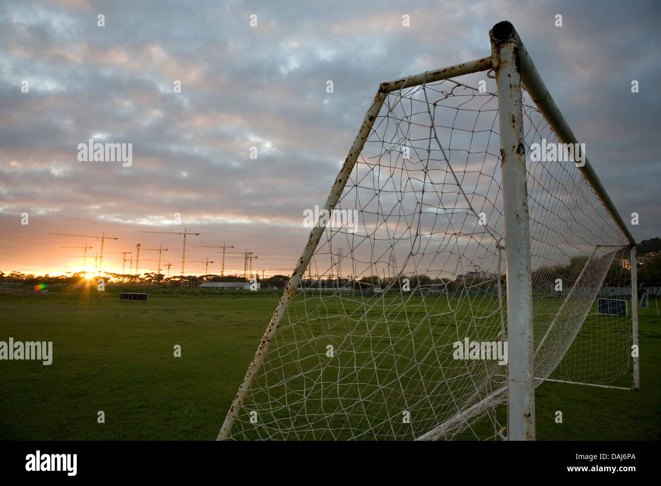 Visto campi da calcio a Greenpoint gru edili salire al di sopra di sito nuovo Greenpoint Stadium di Greenpoint Cape Town all-weather Foto Stock