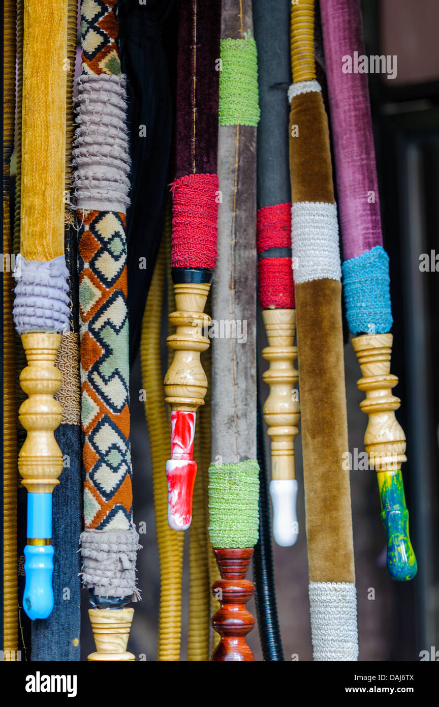 Shisha colorato nargile turco Tubi appeso al cafe Foto Stock