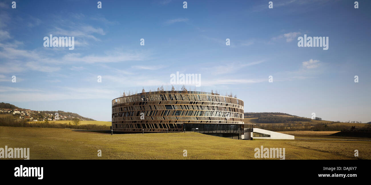 Alesia Museum, Alise-Sainte-Reine, Francia. Architetto: Bernard Tschumi Architects, 2012. Vista panoramica di edificio cilindrico w Foto Stock