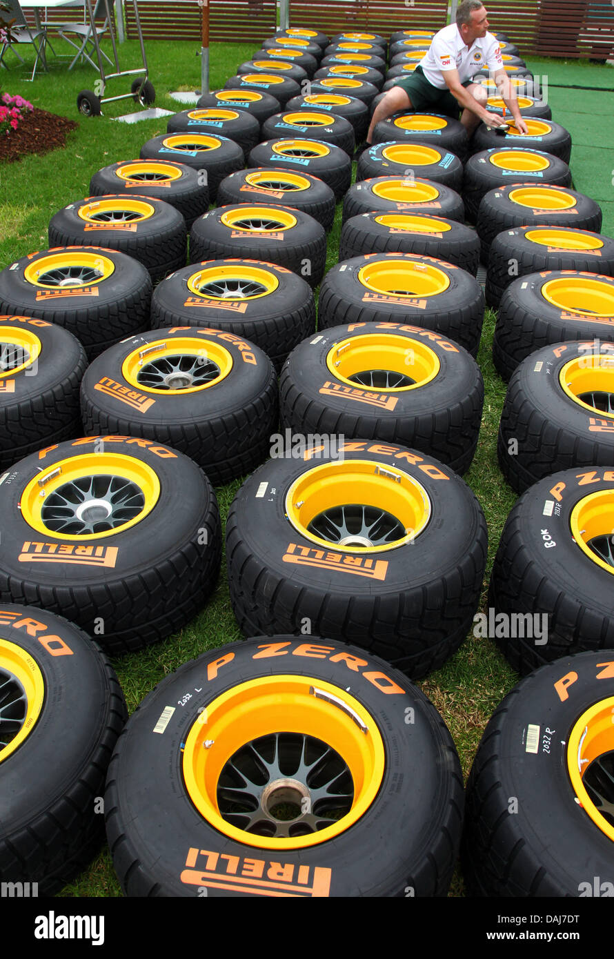 Un meccanico di Lotus prepara racing pneumatici prima del Australian Grand Prix di Formula 1 sul circuito dell'Albert Park di Melbourne, Australia, 24 marzo 2011. Il Gran Premio di Formula Uno di Australia avrà luogo il 27 marzo 2011. Foto: Jens Buettner Foto Stock