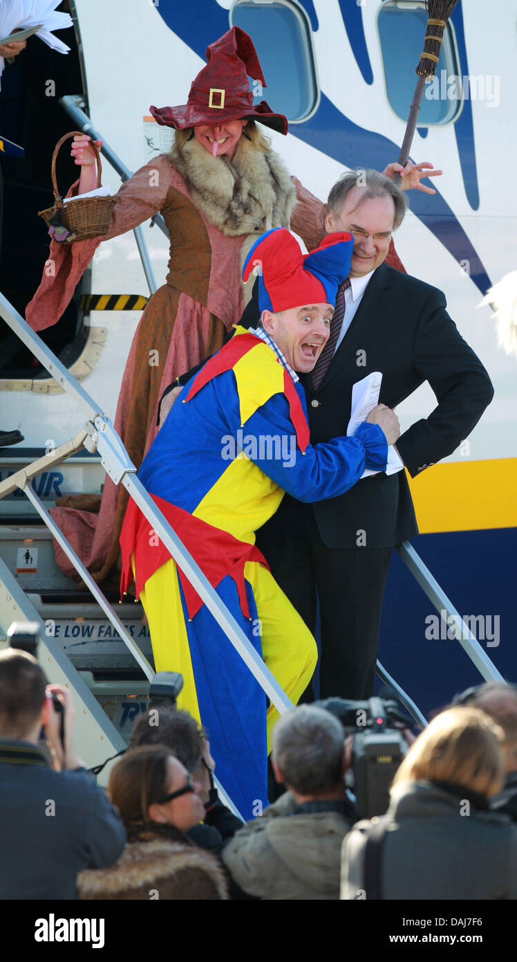 Presidente dell'Irlanda-basato vettore aereo Ryanair Michael O'Leary anteriore (L), pone insieme con il Ministro dell'economia dello Stato della Sassonia Anhalt, Reiner Haseloff (CDU, R), dopo il suo arrivo in aeroporto Magdeburg Cochstedt International in Cochstedt, Germania, 23 marzo 2011. Ryanair avrà inizio il 30 marzo 2011 con due voli settimanali collegamenti per Barcelona-Girona, Gran può Foto Stock