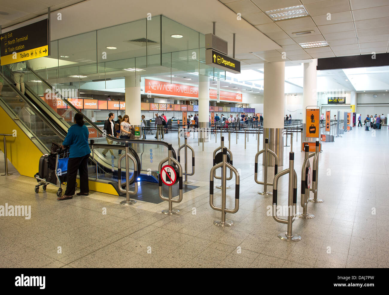 Controllo dei bagagli e prenotazione hall presso l'aeroporto di Gatwick. Foto Stock