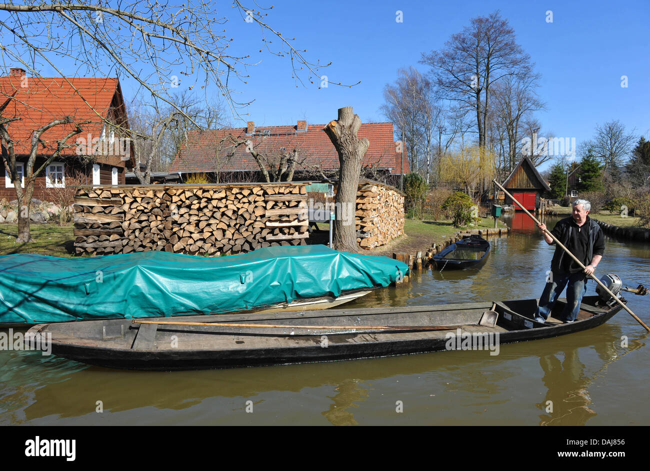 Un uomo sterza con la sua vasca lungo un tratto di un canale nella pittoresca regione Spreewald vicino al villaggio di Lehde, Germania, 24 marzo 2011. Foto: Patrick Pleul Foto Stock