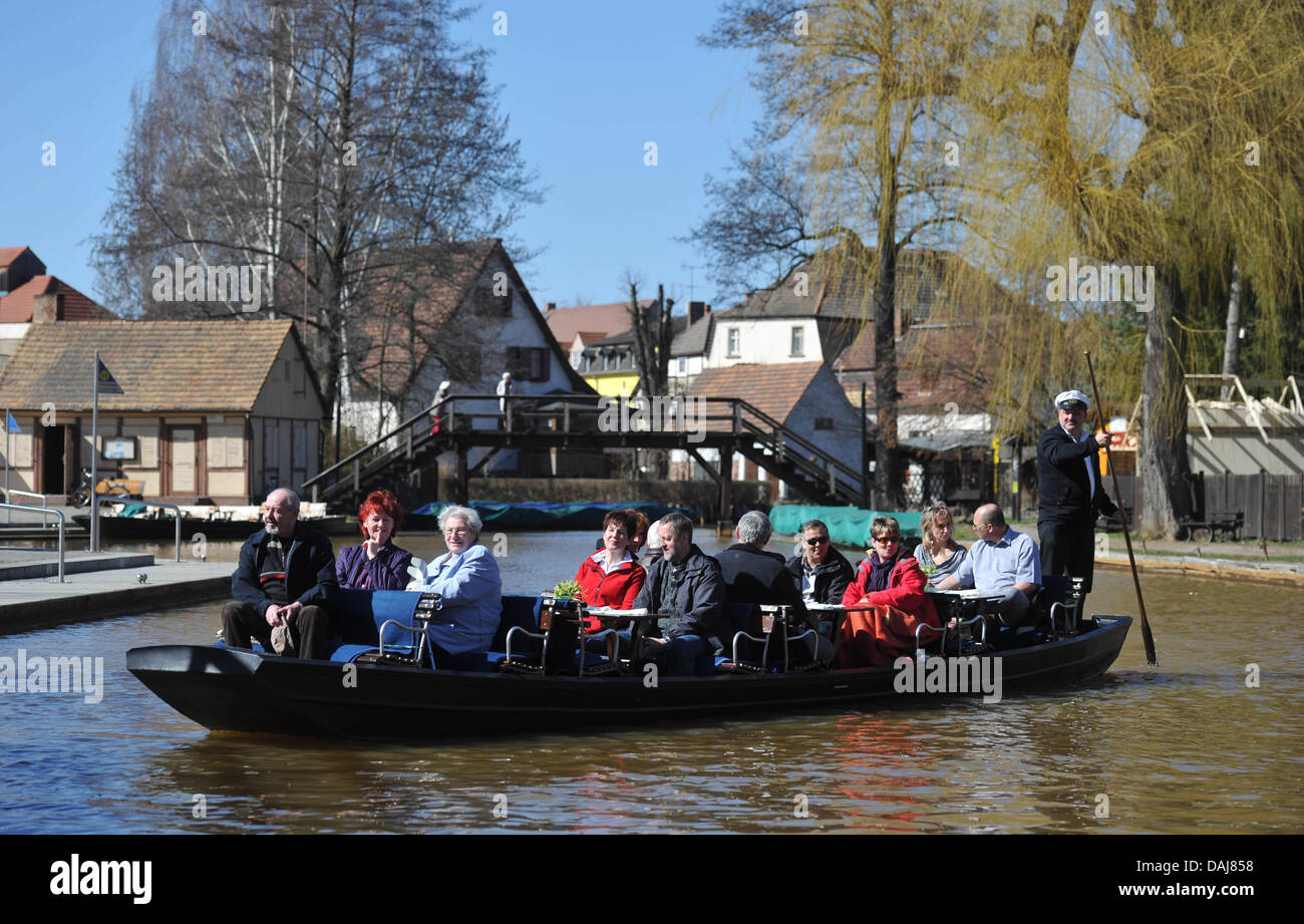 Un gruppo di turisti godetevi un'escursione su una chiatta sul fiume su un canale attraverso la pittoresca regione Spreewald vicino alla città di Luebbenau, Germania, 24 marzo 2011. Foto: Patrick Pleu Foto Stock